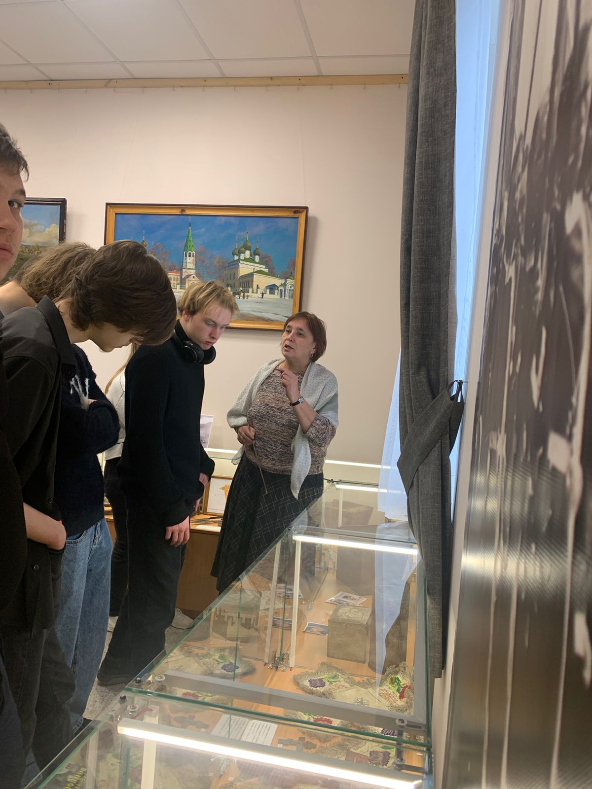 Выпускники 11 класса побывали в нашем городском музее на выставке « Истории города Тейково»..