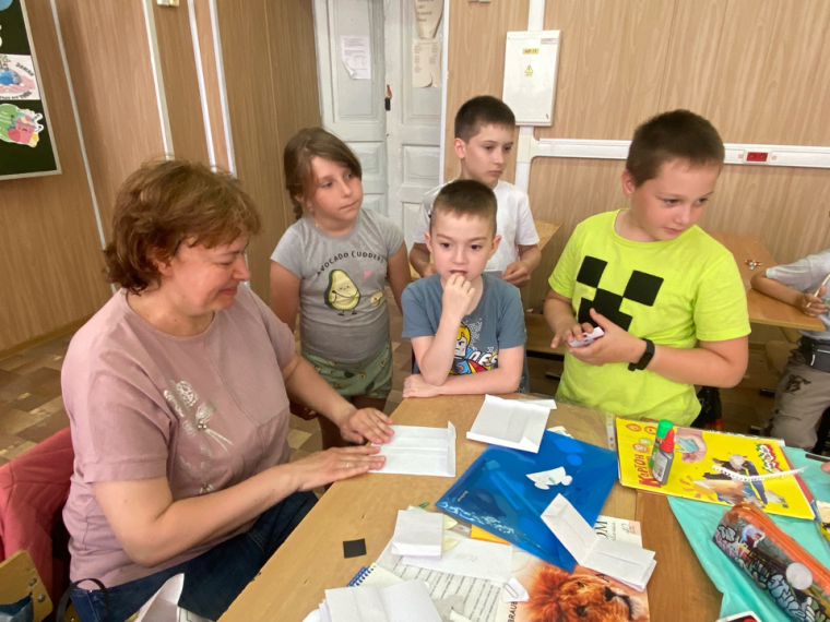 Второй день в лагере дневного пребывания начался с веселой зарядки на улице..
